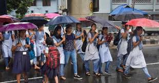 മഴ കുറഞ്ഞിട്ടും വെള്ളക്കെട്ടും മറ്റ് പ്രശ്നങ്ങളും അവസാനിച്ചിട്ടില്ല. വിവിധ ജില്ലകളിലെ വിദ്യാഭ്യാസ സ്ഥാപനങ്ങള്‍ക്ക് ഇന്ന് അവധി പ്രഖ്യാപിച്ചിട്ടുണ്ട്.