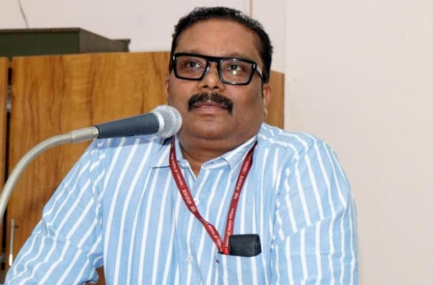 മുഖ്യമന്ത്രിയുടെ ഓഫീസിനെ പ്രതിരോധത്തി;കൃഷി വകുപ്പ് പ്രിന്സിപ്പല് സെക്രട്ടറി ബി അശോകിനെ മാറ്റി