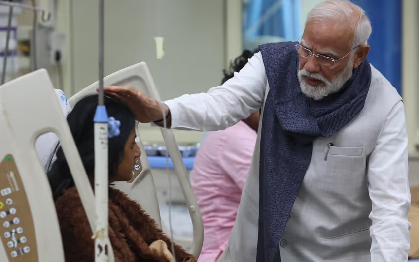  ചെങ്കോട്ട സ്ഫോടനം: ഭൂട്ടാൻ സന്ദർശനം കഴിഞ്ഞ് മടങ്ങിയെത്തിയ പ്രധാനമന്ത്രി മോദി പരിക്കേറ്റവരെ ആശുപത്രിയിൽ സന്ദർശിച്ചു