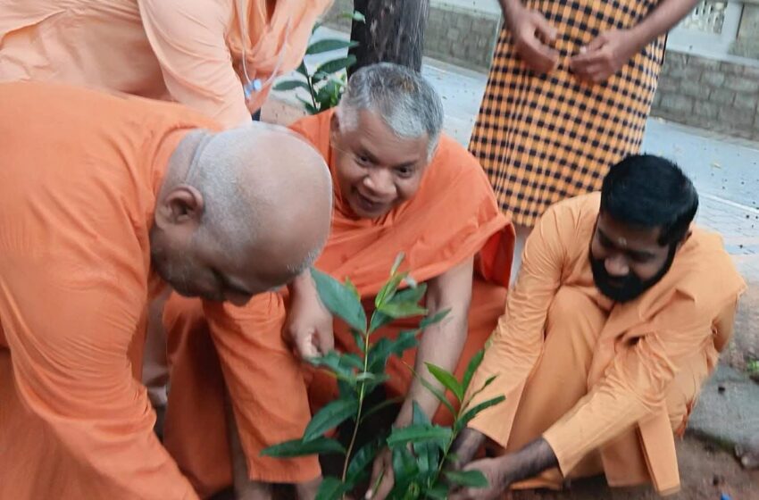  ശിവഗിരിയിൽ ലോക പരിസ്ഥിതി ദിനാചരണം; വൃക്ഷതൈ നടീലും വിതരണവും ശ്രീമദ് ശുഭാംഗാനന്ദ സ്വാമികൾ നിർവ്വഹിച്ചു