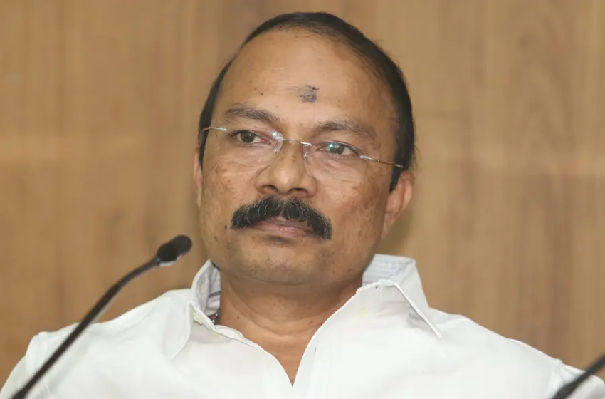  പ്രത്യേക അന്വേഷണ സംഘത്തിന്റെ നിർണായക നീക്കം: ശബരിമല സ്വർണക്കൊള്ള കേസിൽ തിരുവിതാംകൂർ ദേവസ്വം ബോർഡ് മുൻ പ്രസിഡന്റ് പി.എസ്. പ്രശാന്ത് കസ്റ്റഡിയിൽ