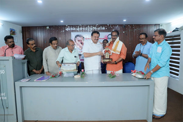  ജി. വിവേകാനന്ദൻ സ്മാരക സാഹിത്യ പുരസ്കാരം ഷാനവാസ് പോങ്ങനാടിന് സമ്മാനിച്ചു