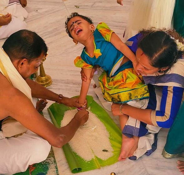  വിജയദശമി ദിനത്തിൽ അക്ഷരമധുരം നുകർന്ന് കുരുന്നുകൾ; ക്ഷേത്രങ്ങളിൽ വൻ ഭക്തജനത്തിരക്ക്