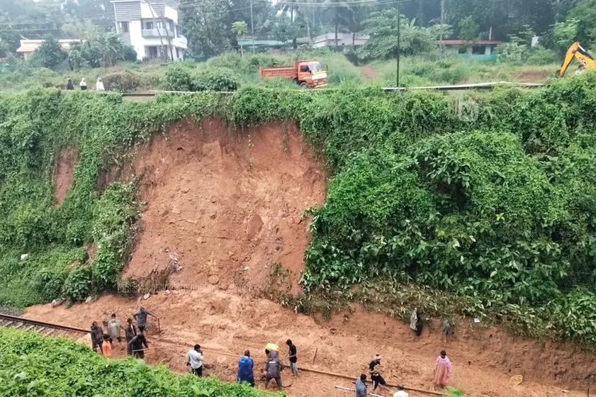  പാറശ്ശാലയിൽ റെയിൽവെ ട്രാക്കിൽ മണ്ണിടിച്ചിൽ; തെക്കൻ കേരളത്തിൽ ട്രെയിൻ ഗതാഗതം താറുമാറായി; ആറ് ട്രെയിനുകൾ റദ്ദാക്കി